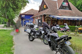 Parkiranje motora na pešačku stazu na Paliću