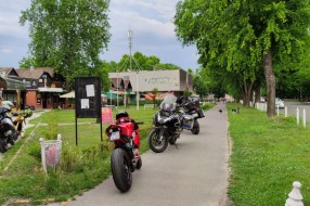 Parkiranje motora na pešačku stazu na Paliću