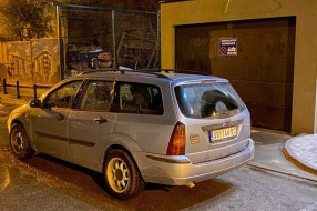 Parkiranje ispred garaže stanara zgrade u Ulici Vuka Karadžića