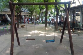 Polomljena ljuljaška u centru kod Maksija