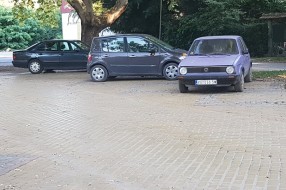 Nepropisno parkirano vozilo kod Idee na Paliću