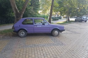 Nepropisno parkirano vozilo kod Idee na Paliću