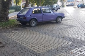 Nepropisno parkirano vozilo kod Idee na Paliću