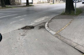 Udarna rupa na uglu Đure Đakovića i Vase Stajića