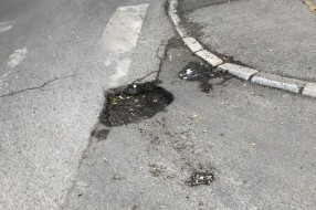 Udarna rupa na uglu Đure Đakovića i Vase Stajića