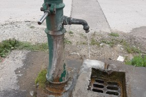 Voda na česmi kod Majšanskog mosta duže vreme neprekidno teče