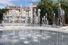 Nepravilan rad mlaznica na parternoj fontani, Plava fontana bez podvodnog osvetljenja