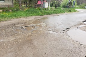 Udarna rupa na putu prema školi i vriću (Gornji Tavankut)