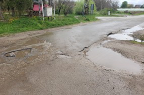 Udarna rupa na putu prema školi i vriću (Gornji Tavankut)