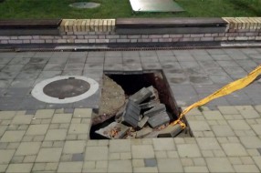 Opasna rupa na šetalištu (Prozivka)