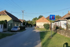 Postavljen znak koji ne postoji u saobraćajnim propisima (Ulica Rada Končara)