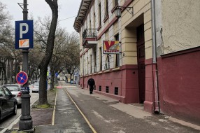 Rupa na biciklističkoj stazi ispred zgrade Vojputa