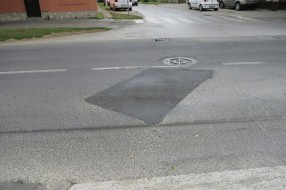 Nedovršeni i neobeleženi radovi na putu (Ulica Jovana Mikića)