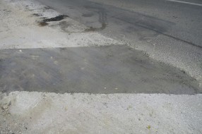 Nedovršeni i neobeleženi radovi na putu (Ulica Jovana Mikića)