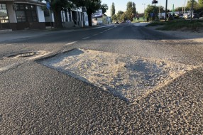 Nedovršeni i neobeleženi radovi na putu (Ulica Jovana Mikića)