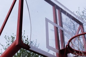 Polomljeni koševi na igralištu kod Nirvane