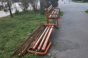 Vandalizam nad klupama na početku Ulice braće Radić (Tokio)
