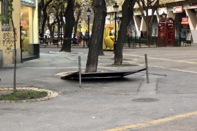 Reklamni stalak pada kada dune jači vetar