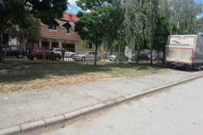 Na Kvantaškoj pijaci smeće i nepokošena trava