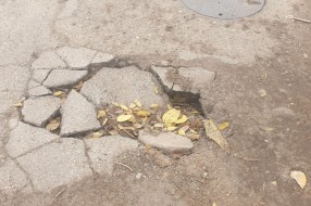 Velika rupa na putu na uglu Frankopanske i Dože Đerđa