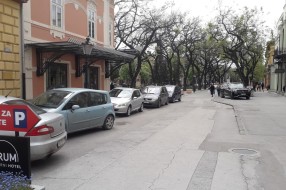 Parking na pešačkoj stazi preko puta hotela "Forum"