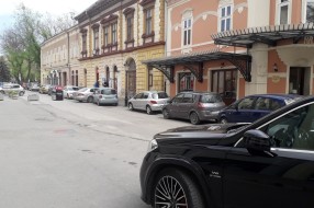 Parking na pešačkoj stazi preko puta hotela "Forum"