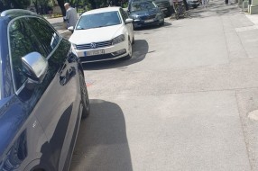Parking na pešačkoj stazi preko puta hotela "Forum"