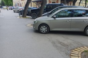 Parking na pešačkoj stazi preko puta hotela "Forum"