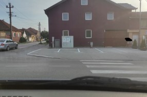 Parking na pešačkoj stazi (ugao Gundulićeve i Marka Oreškovića)