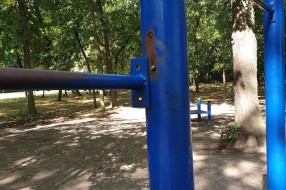 Oštećena sprava za vežbanje u Dudovoj šumi