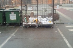 Kontejneri za otpad na parking mestu