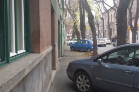 Parkiranje na pešačkoj stazi (ulica Sečenji Ištvana)
