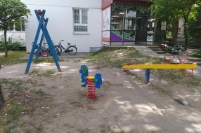 Igralište kod dispanzera u lošem stanju