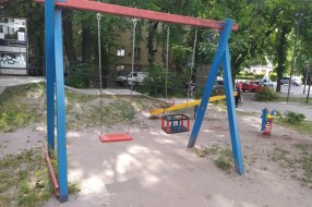 Igralište kod dispanzera u lošem stanju