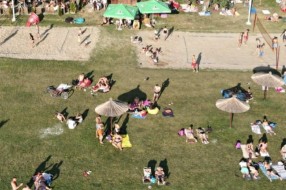 Plaža uz jezero bez kabina za presvlačenje
