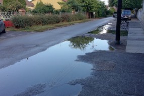 Velika oštećenja kolovoza i zadržavanje vode u ulici Kizura Ištvana