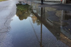 Velika oštećenja kolovoza i zadržavanje vode u ulici Kizura Ištvana