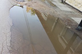 Velika oštećenja kolovoza i zadržavanje vode u ulici Kizura Ištvana