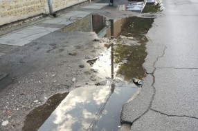 Velika oštećenja kolovoza i zadržavanje vode u ulici Kizura Ištvana