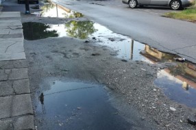 Velika oštećenja kolovoza i zadržavanje vode u ulici Kizura Ištvana