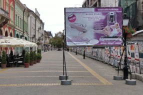Reklamni bilboard na sred Korzoa