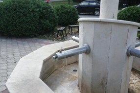 Slomljena slavina na Olimpijskoj česmi, voda neprestano curi