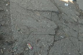 Razbijeni beton trotoara iza samoposluge u Malom Bajmoku