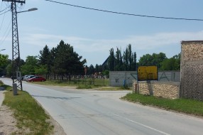 Pešački prelaz i barijera kod skretanja za bazen u Dudovoj šumi