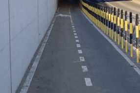 Pesak na biciklističkoj stazi ispod podvožnjaka u Bajnatskoj