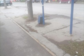 Polomljen držač za kantu na autobuskom stajalištu na Somborskom putu