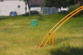 Češće košenje trave na dečijim igralištima (Teslino naselje)