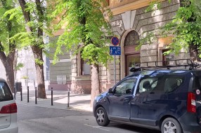 Ukinuto parking mesto za osobe sa invaliditetom ispred biblioteke