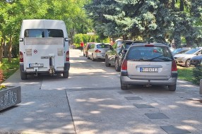 Pešačka zona ispred zgrade Otvorenog unierziteta pretvorena u parking
