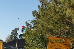 Ne vidi se desni semafor na raskrsnici Horgoškog i Kanjiškog puta